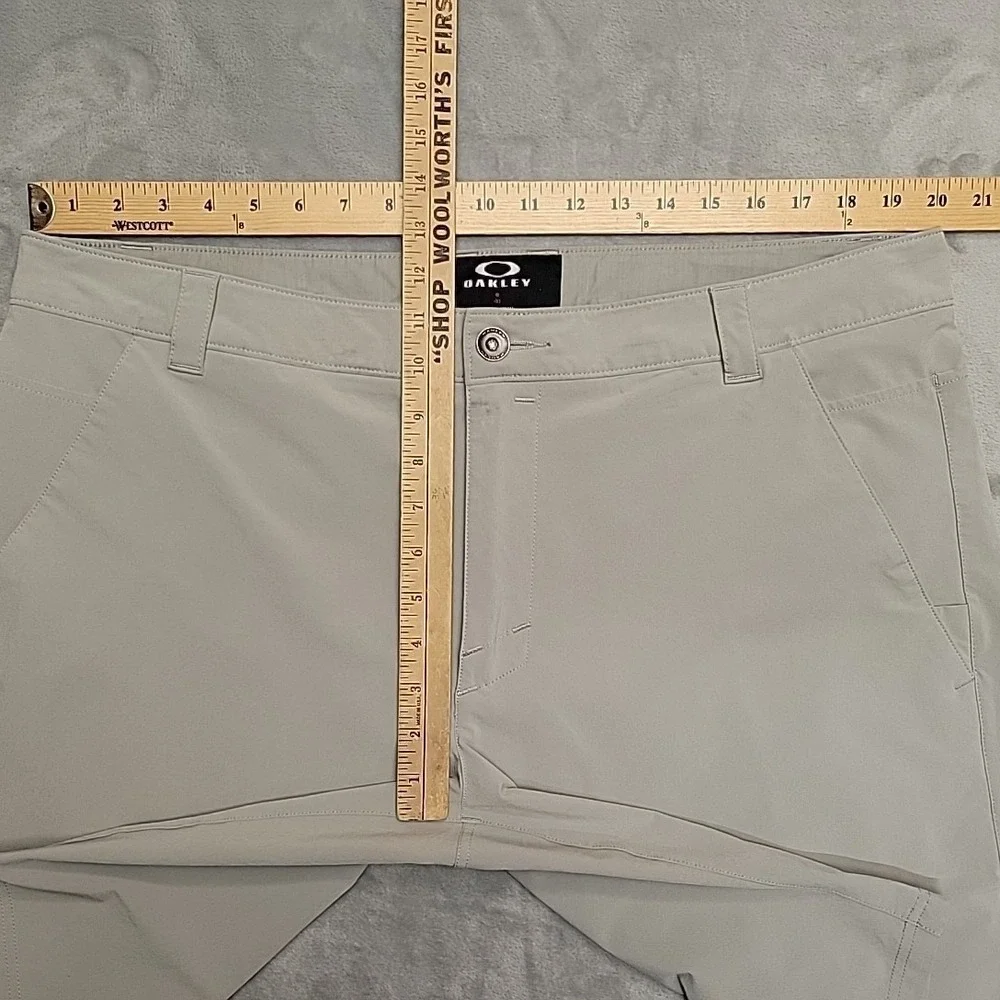 Oakley Shorts Mens 40 Beige Flat Front Performance Golf Hybrid Stretch Outdoors